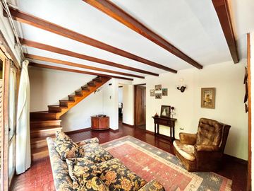 Se vende amplia casa en sector oriente de Curicó, 5 piezas 3 baños