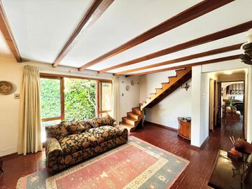 Se vende amplia casa en sector oriente de Curicó, 5 piezas 3 baños