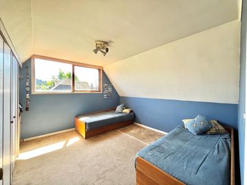 Se vende amplia casa en sector oriente de Curicó, 5 piezas 3 baños