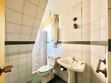 Se vende amplia casa en sector oriente de Curicó, 5 piezas 3 baños