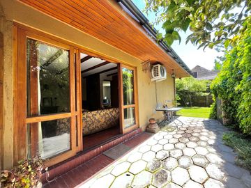 Se vende amplia casa en sector oriente de Curicó, 5 piezas 3 baños
