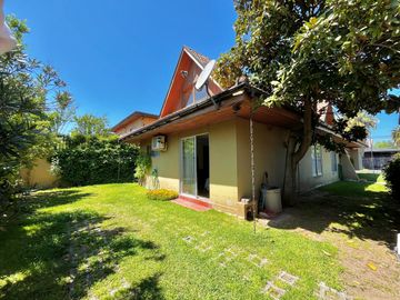 Se vende amplia casa en sector oriente de Curicó, 5 piezas 3 baños