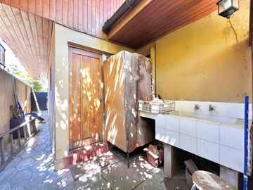 Se vende amplia casa en sector oriente de Curicó, 5 piezas 3 baños