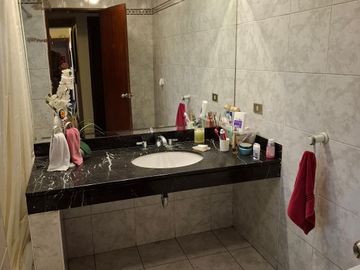 CASA COMO TERRENO ( 303.80 M2) EN URB RESIDENCIAL HIGUERETA $ 600,000