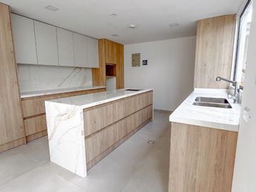 INDEPENDENCIA TOTAL CASA EN LA PRIMAVERA CUMBAYA - ENTREGA INMEDIATA