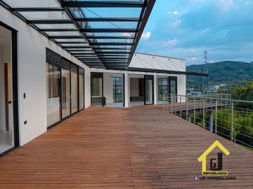 SE VENDE LUJOSA CASA CAMPESTRE EN CHINCHINA CALDAS