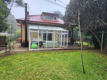 INVERSIONISTAS Se vende amplia casa con terreno de 2.650 m2. Propiedad ubicada en calle Bueras cerca del hospital.
