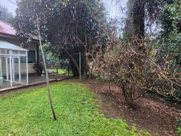 INVERSIONISTAS Se vende amplia casa con terreno de 2.650 m2. Propiedad ubicada en calle Bueras cerca del hospital.