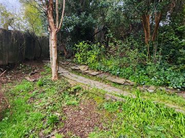 INVERSIONISTAS Se vende amplia casa con terreno de 2.650 m2. Propiedad ubicada en calle Bueras cerca del hospital.