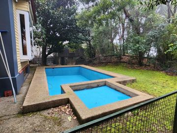 INVERSIONISTAS Se vende amplia casa con terreno de 2.650 m2. Propiedad ubicada en calle Bueras cerca del hospital.