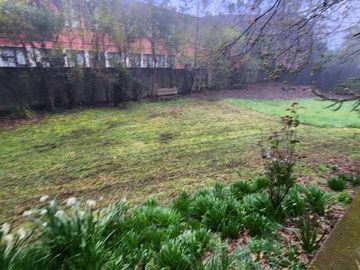 INVERSIONISTAS Se vende amplia casa con terreno de 2.650 m2. Propiedad ubicada en calle Bueras cerca del hospital.