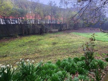 INVERSIONISTAS Se vende amplia casa con terreno de 2.650 m2. Propiedad ubicada en calle Bueras cerca del hospital.