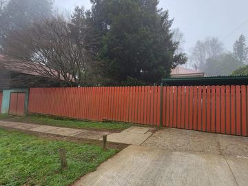 INVERSIONISTAS Se vende amplia casa con terreno de 2.650 m2. Propiedad ubicada en calle Bueras cerca del hospital.