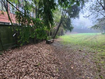 INVERSIONISTAS Se vende amplia casa con terreno de 2.650 m2. Propiedad ubicada en calle Bueras cerca del hospital.