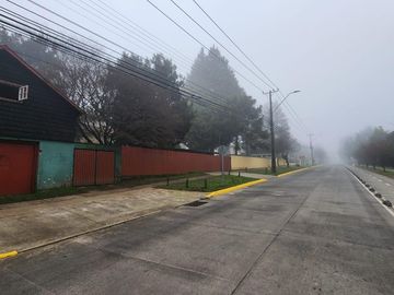 INVERSIONISTAS Se vende amplia casa con terreno de 2.650 m2. Propiedad ubicada en calle Bueras cerca del hospital.