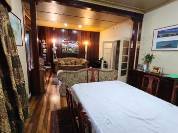 INVERSIONISTAS Se vende amplia casa con terreno de 2.650 m2. Propiedad ubicada en calle Bueras cerca del hospital.