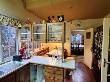 INVERSIONISTAS Se vende amplia casa con terreno de 2.650 m2. Propiedad ubicada en calle Bueras cerca del hospital.
