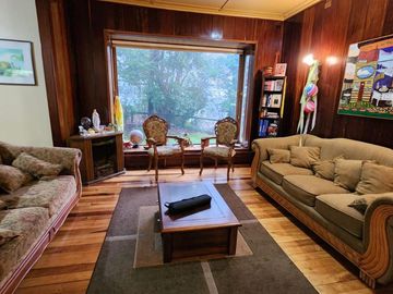 INVERSIONISTAS Se vende amplia casa con terreno de 2.650 m2. Propiedad ubicada en calle Bueras cerca del hospital.