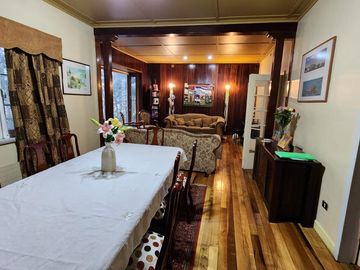 INVERSIONISTAS Se vende amplia casa con terreno de 2.650 m2. Propiedad ubicada en calle Bueras cerca del hospital.