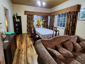 INVERSIONISTAS Se vende amplia casa con terreno de 2.650 m2. Propiedad ubicada en calle Bueras cerca del hospital.