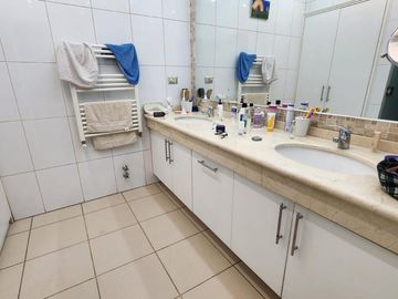 INVERSIONISTAS Se vende amplia casa con terreno de 2.650 m2. Propiedad ubicada en calle Bueras cerca del hospital.