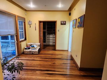 INVERSIONISTAS Se vende amplia casa con terreno de 2.650 m2. Propiedad ubicada en calle Bueras cerca del hospital.