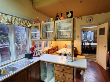 INVERSIONISTAS Se vende amplia casa con terreno de 2.650 m2. Propiedad ubicada en calle Bueras cerca del hospital.