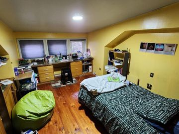 INVERSIONISTAS Se vende amplia casa con terreno de 2.650 m2. Propiedad ubicada en calle Bueras cerca del hospital.
