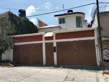 Casa 3 niveles, 6 recamaras, Roof Garden, 3 estacionamientos, cerca zonas comerciales.