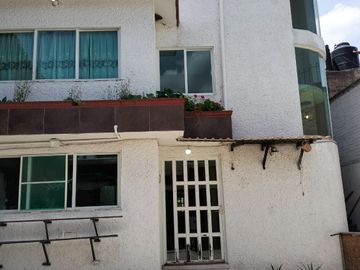 Casa 3 niveles, 6 recamaras, Roof Garden, 3 estacionamientos, cerca zonas comerciales.