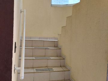Casa 3 niveles, 6 recamaras, Roof Garden, 3 estacionamientos, cerca zonas comerciales.
