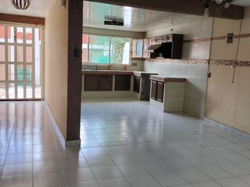 Casa 3 niveles, 6 recamaras, Roof Garden, 3 estacionamientos, cerca zonas comerciales.