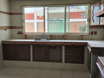 Casa 3 niveles, 6 recamaras, Roof Garden, 3 estacionamientos, cerca zonas comerciales.