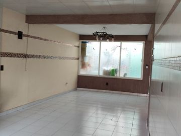 Casa 3 niveles, 6 recamaras, Roof Garden, 3 estacionamientos, cerca zonas comerciales.