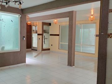 Casa 3 niveles, 6 recamaras, Roof Garden, 3 estacionamientos, cerca zonas comerciales.