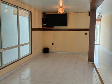 Casa 3 niveles, 6 recamaras, Roof Garden, 3 estacionamientos, cerca zonas comerciales.