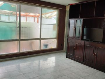 Casa 3 niveles, 6 recamaras, Roof Garden, 3 estacionamientos, cerca zonas comerciales.