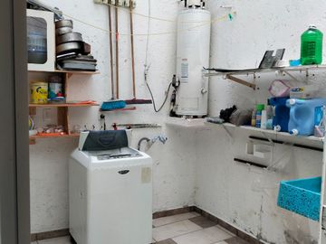 Casa 3 niveles, 6 recamaras, Roof Garden, 3 estacionamientos, cerca zonas comerciales.