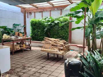 Casa 3 niveles, 6 recamaras, Roof Garden, 3 estacionamientos, cerca zonas comerciales.