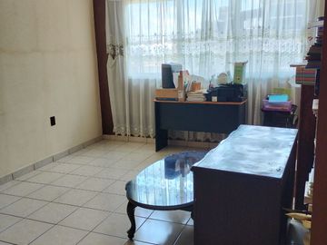 Casa 3 niveles, 6 recamaras, Roof Garden, 3 estacionamientos, cerca zonas comerciales.