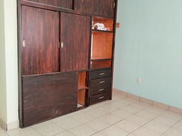 Casa 3 niveles, 6 recamaras, Roof Garden, 3 estacionamientos, cerca zonas comerciales.