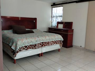 Casa 3 niveles, 6 recamaras, Roof Garden, 3 estacionamientos, cerca zonas comerciales.