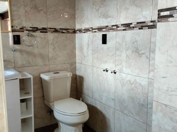 Casa 3 niveles, 6 recamaras, Roof Garden, 3 estacionamientos, cerca zonas comerciales.