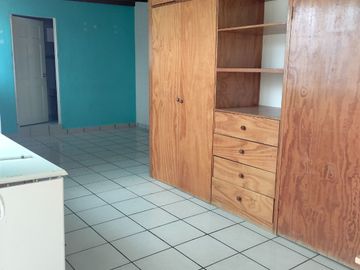 Casa 3 niveles, 6 recamaras, Roof Garden, 3 estacionamientos, cerca zonas comerciales.