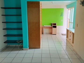 Casa 3 niveles, 6 recamaras, Roof Garden, 3 estacionamientos, cerca zonas comerciales.