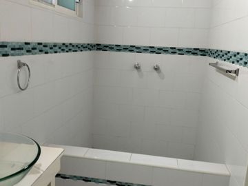 Casa 3 niveles, 6 recamaras, Roof Garden, 3 estacionamientos, cerca zonas comerciales.