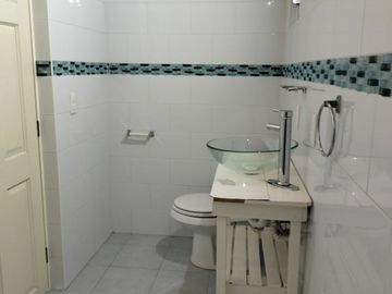 Casa 3 niveles, 6 recamaras, Roof Garden, 3 estacionamientos, cerca zonas comerciales.