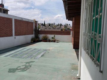 Casa 3 niveles, 6 recamaras, Roof Garden, 3 estacionamientos, cerca zonas comerciales.