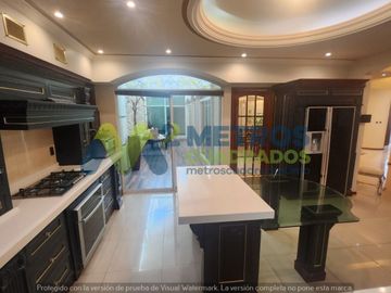 CASA en VENTA en LOMAS de las AMERICAS SUR con Elevador