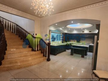 CASA en VENTA en LOMAS de las AMERICAS SUR con Elevador